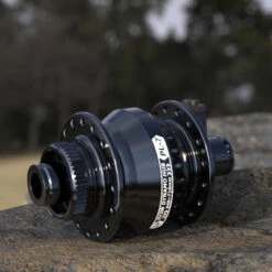 Moyeu Dynamo Roue Vélo Frein à Disque PL-7 Shutter Precision -Magasin De Sport De Vélo moyeu dynamo roue velo frein a disque pl 7 shutter precision full 5